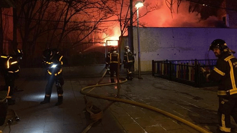 Diez dotaciones de bomberos desplegadas para extinguir un incendio en una parcela privada