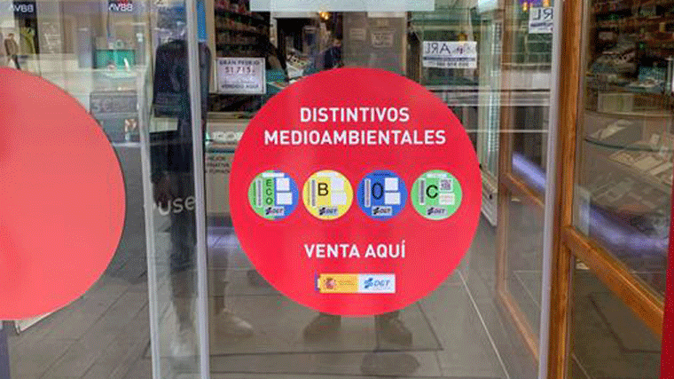 Logista y la DGT llevan a los estancos la venta de distintivos ambientales de vehículos