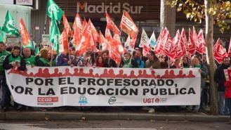 Un centenar de docentes se concentran ante la Asamblea por la bajda del horario lectivo