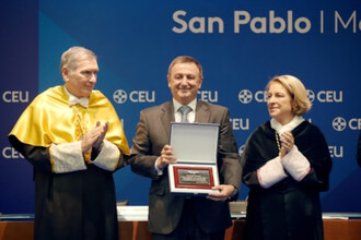 DomusVi e Intheos reciben la Placa de Medicina del CEU