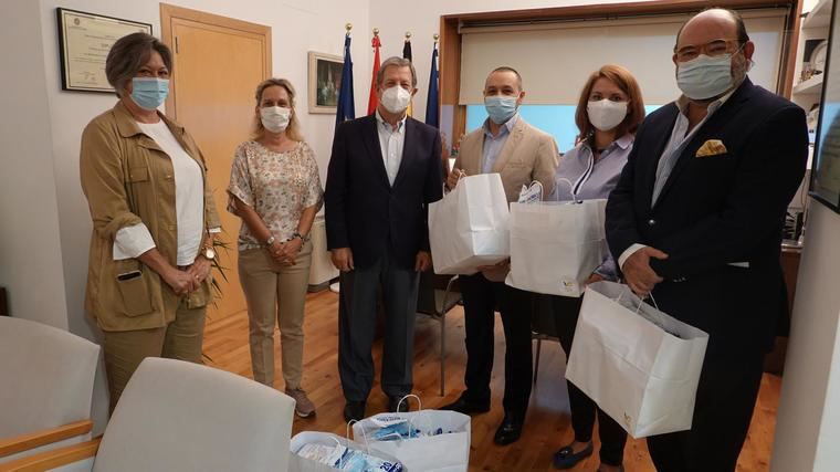 El Ayuntamiento dona dos mil mascarillas a la Asociación de Rumanos del municipio