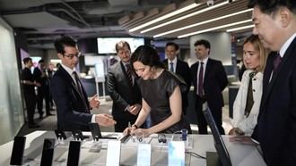 Díaz Ayuso destaca la importancia de las alianzas en innovación durante el 20º aniversario de Samsung en la región