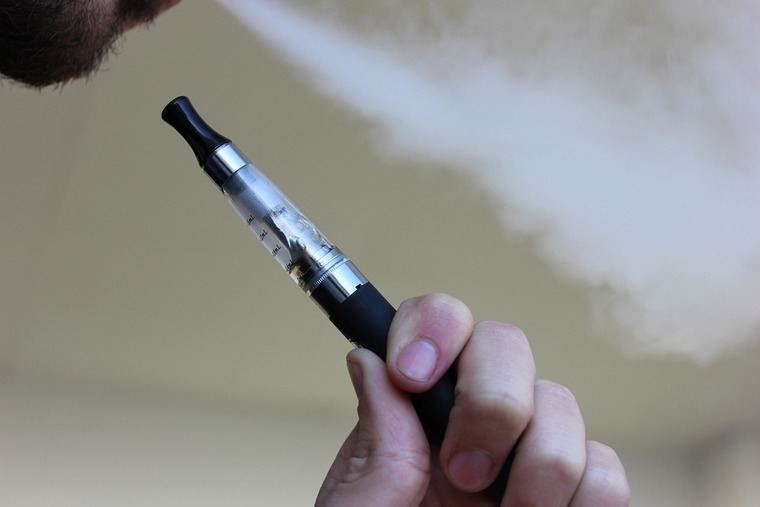 Lejos del humo con los e-cigarrillos