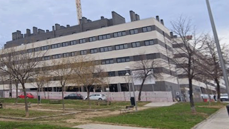 Un chico de 13 años agrede a su novia de 16 en un edificio okupado por familias peruanas en Carabanchel
