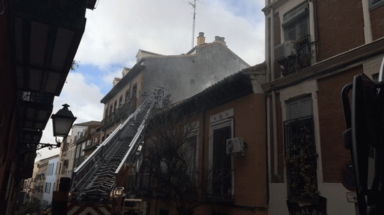 Tres intoxicados en el incendio de un edificio en Lavapiés, que ha sido desalojado