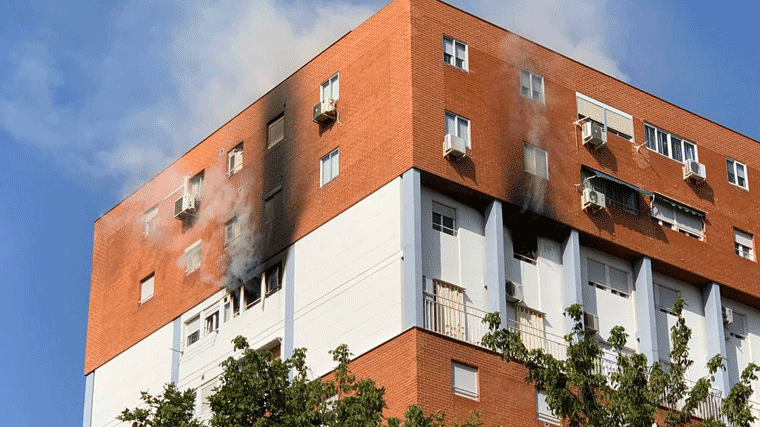 Vecinos del edificio que sufrió la deflagración en Vallecas acceden a sus pisos acompañados