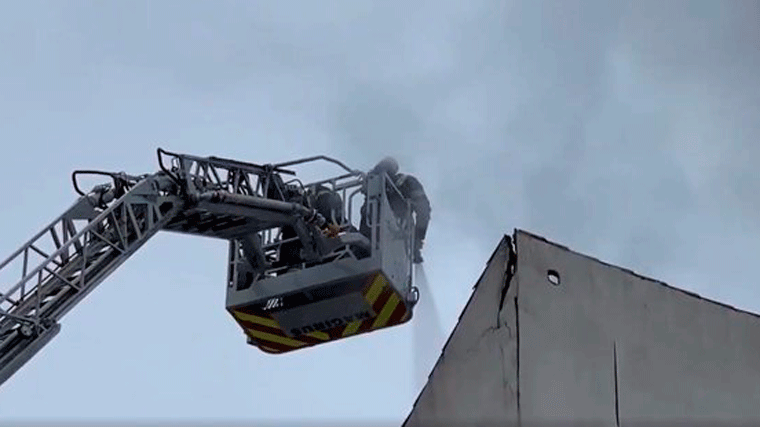 Arde sin heridos una cubierta de un edificio de viviendas en el Paseo de Extremadura