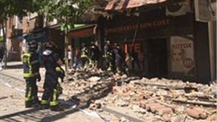 11 familias del edificio de Carabanchel donde cayó la cornisa seguirán en casa de familiares