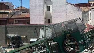Grúa cae en obra en Tetuán y afecta edificios colindantes