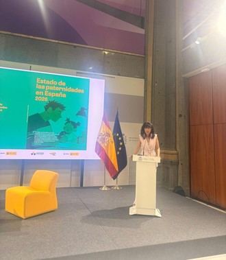 Casi el 40% de las madres en España deja su trabajo para cuidar a sus hijos, frente al 26% de los padres