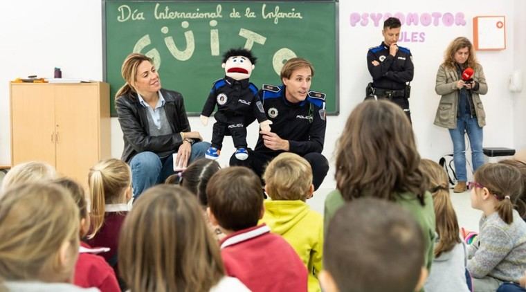 Güito, el nuevo muñeco de la Policía Municipal, promueve valores en colegios de Pozuelo de Alarcón