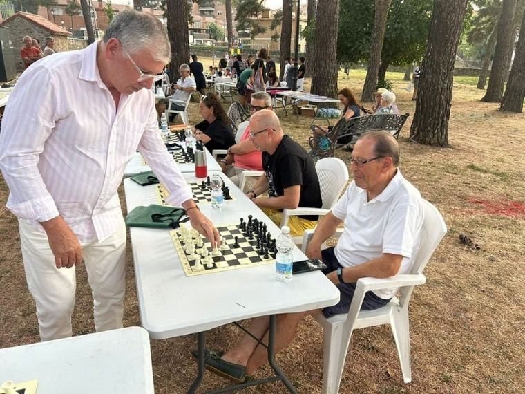 Éxito en las XIX Simultáneas de Ajedrez en Robledo con la participación de 57 jugadores