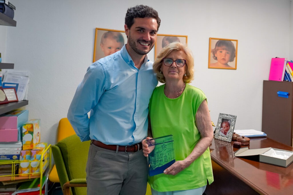 Reconocimiento a Pilar Fernández por su trayectoria en la Escuela Infantil Los Delfines