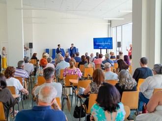 Cursos para mayores en la Universidad de Alcalá: el alcalde visita a los primeros alumnos participantes