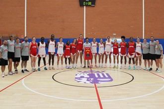 Visita del alcalde a la selección española sub-16 de baloncesto en su preparación para el Eurobasket