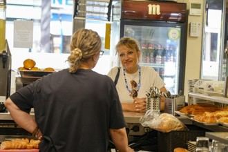 Apoyo del alcalde al comercio local con visitas a diversos establecimientos