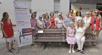 Instalan un 'Banco de la Soledad' en colaboración con Cruz Roja para combatir la soledad no deseada