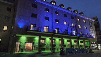 Fachada iluminada en azul y verde para concienciar sobre la hipertensión intracraneal idiopática