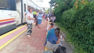 Asistencia a pasajeros de trenes en Robledo por incendio en Las Navas del Marqués