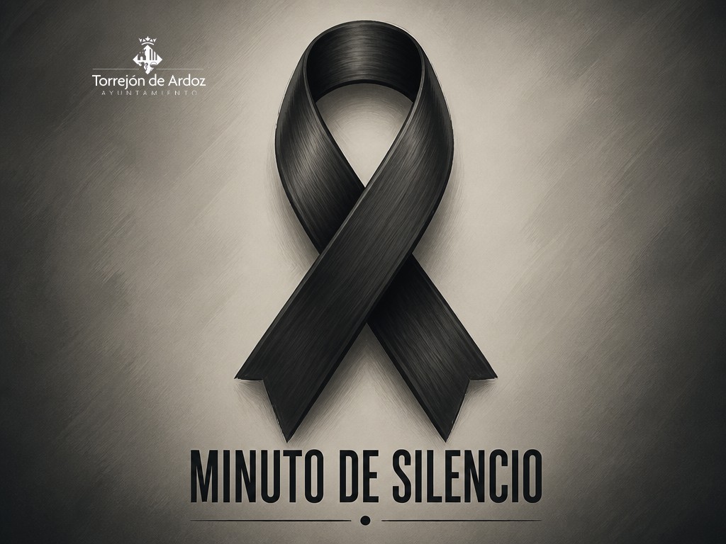 Minuto de silencio en la Plaza Mayor por las víctimas del incendio en Almería