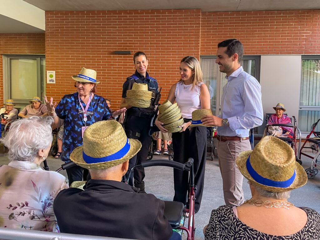 Torrejón de Ardoz reparte 800 sombreros a mayores para concienciar sobre el calor