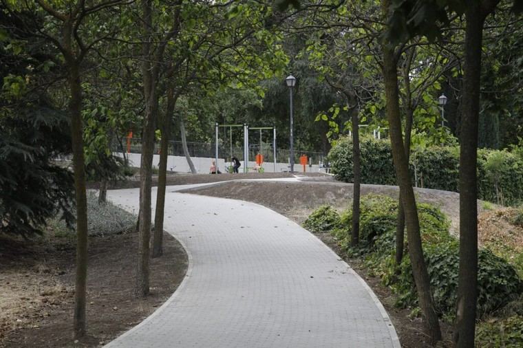 Renovación del parque La Viña de Entrevías mejora accesibilidad y añade 67 árboles y 8,000 arbustos