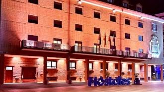 Fachada iluminada de naranja en apoyo a los síndromes de Ehlers-Danlos y el trastorno hiperlaxo
