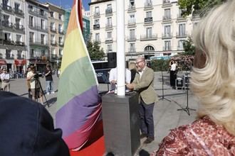 El Ayuntamiento de Madrid iza la bandera LGTBI por el Orgullo 2026