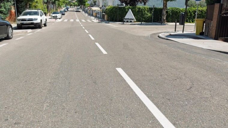 Renovación de pintura vial para mejorar la seguridad en Boadilla del Monte
