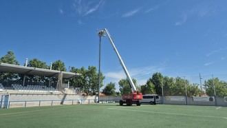 Iluminación LED renovada en el campo de fútbol Santiago Apóstol