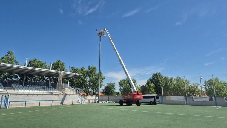 Iluminación LED renovada en el campo de fútbol Santiago Apóstol