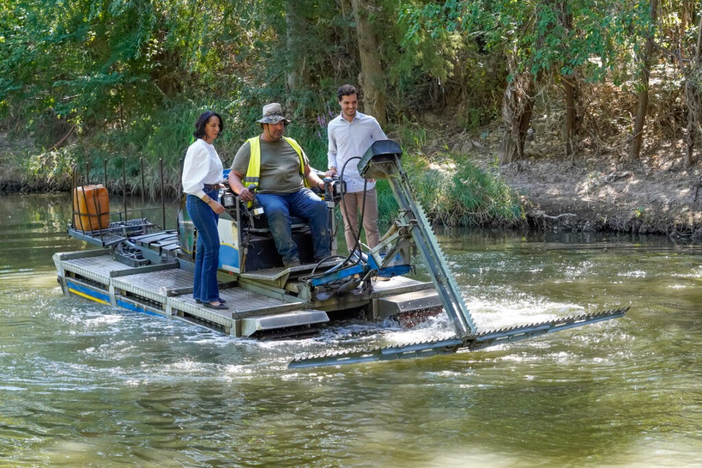 Barco anfibio combate la mosca negra en el río Henares