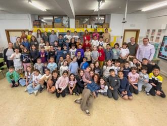 Mercadillo solidario en el CEIP Andrés Segovia para ayudar a escolares de Gambia