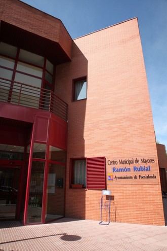 Celebración del 22 aniversario del centro de mayores Ramón Rubial con un tributo a Raphael