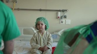 Un hospital madrileño permite a una niña con malformaciones respiratorias celebrar su cuarto cumpleaños soplando velas por primera vez