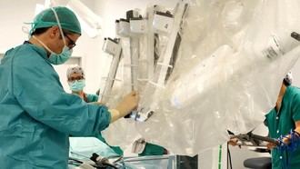 Pionero en España: un bebé de tres meses opera con cirugía robótica en el Hospital 12 de Octubre de Madrid