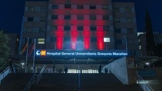 El Gregorio Marañón ilumina su fachada de rojo por el Día Mundial de la Talasemia