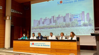 Pacientes y especialistas dialogan sobre el cáncer de mama en un hospital de Alcalá de Henares