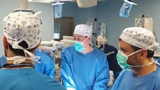 Pionero en España: el Hospital Príncipe de Asturias implanta una prótesis innovadora para recuperar la voz y la deglución