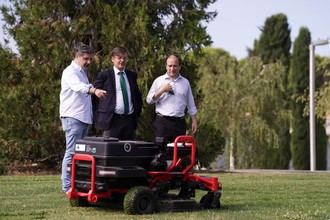 El parque Juan Carlos I incorpora segadoras autónomas para su mantenimiento