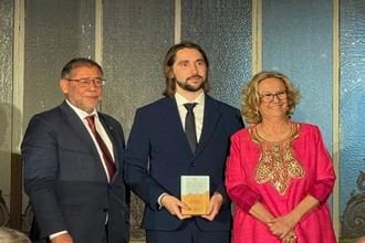 Mateo Cámara recibe un premio por su labor en inteligencia artificial en telecomunicaciones
