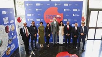 El Rey Felipe VI entrega los Premios Princesa de Girona en el Teatro del Bosque durante el Tour del Talento
