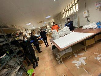 Empresarios crean una red para fabricar 10.000 batas y mascarillas