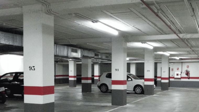 La EMSV pone vigilancia en el aparcamiento de un edificio de viviendas sociales