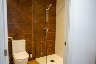 EMVS Madrid reemplaza 200 bañeras por duchas para mejorar la accesibilidad en viviendas públicas