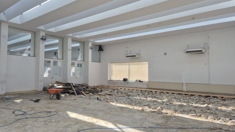Obras de renovación del suelo en el aula 1 del Centro Cultural La Despernada