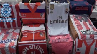 Dos detenidos y requisadas mil prendas de equipo de fútbol, la mayoría del Atlético