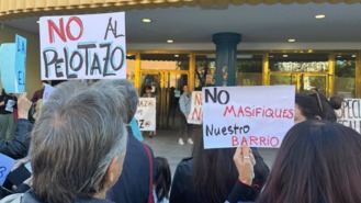 Más de un centenar de vecinos participan en una cacerolada contra la recalificación de la Ermita del Santo