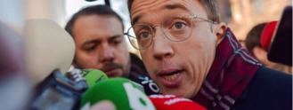 Errejón dice al juez que la relación con Mouliaá fue consentida, ella lo niega y no descarta que él echará algo en su copa