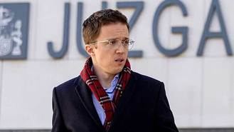 El juez paraliza la entrega del acta de juicio oral a Errejón hasta aclarar si Mouliaá ha renunciado a acusarle